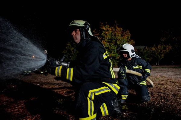 Equipe Bombeiros Equipamento Completo Com Capacetes Máscaras Gás Lutando Contra — Fotografia de Stock