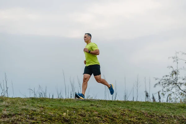 健康的中年男子穿着运动服准备跑步 — 图库照片