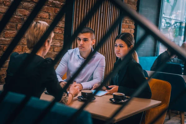 Geschäftstreffen Einem Café Mit Fokus Durch Einen Zaun — Stockfoto