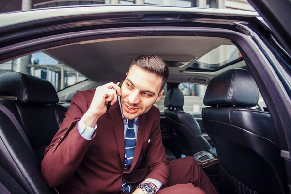 Sorrindo Empresário Está Sentado Seu Carro Limusine Com Porta Aberta — Fotografia de Stock