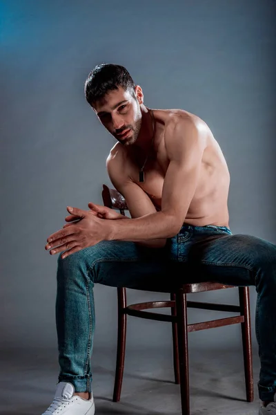 Estudio Retrato Moda Hombre Medio Desnudo Sentado Una Silla — Foto de Stock