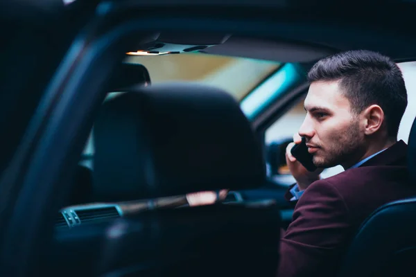 Homem Negócios Sério Está Tendo Uma Conversa Seu Telefone Enquanto — Fotografia de Stock