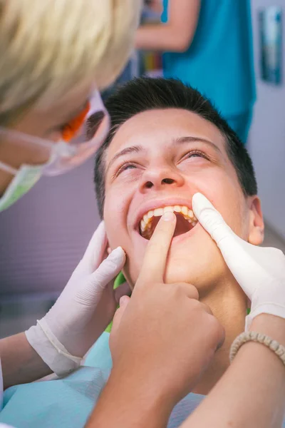 Image Rapprochée Patient Garçon Montrant Son Mal Dents Une Dentiste — Photo