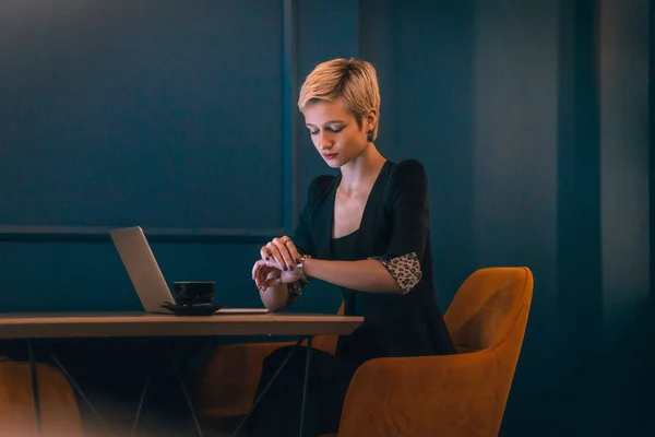 Joven Empresaria Confiada Trabajando Portátil Mientras Está Sentada Rincón Café —  Fotos de Stock