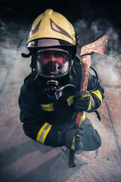 Портрет Жінки Пожежника Яка Тримає Сокиру Носить Кисневу Маску Приміщенні — стокове фото