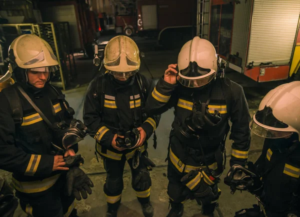 Grupo Bombeiros Com Uniforme Dentro Quartel Bombeiros Preparando Para Resgate — Fotografia de Stock