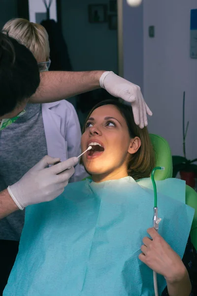 Odontólogos Profesionales Masculinos Femeninos Examinando Los Dientes Mujer Consultorio Dental —  Fotos de Stock