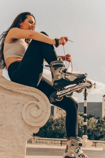 Bella Ragazza Preparano Pattinaggio Rotelle Una Giornata Sole — Foto Stock