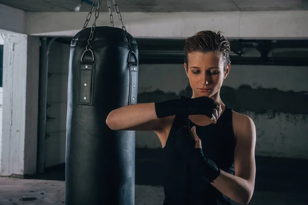 Imagem Jovem Mulher Focada Preparando Suas Ligaduras Pretas Para Boxe — Fotografia de Stock