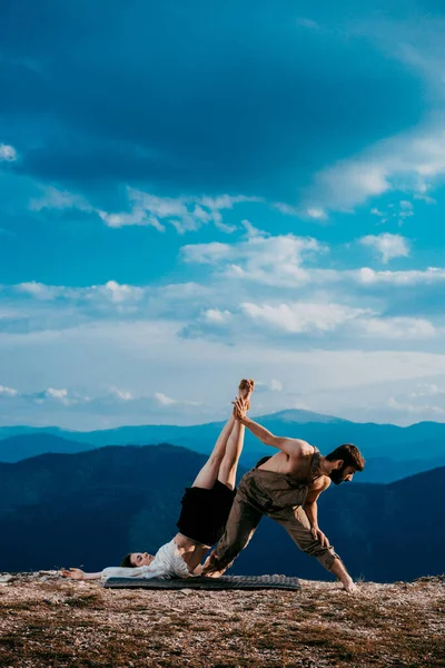 Két Fiatal Modern Balett Táncos Táncot Tanít Hegyekben — Stock Fotó