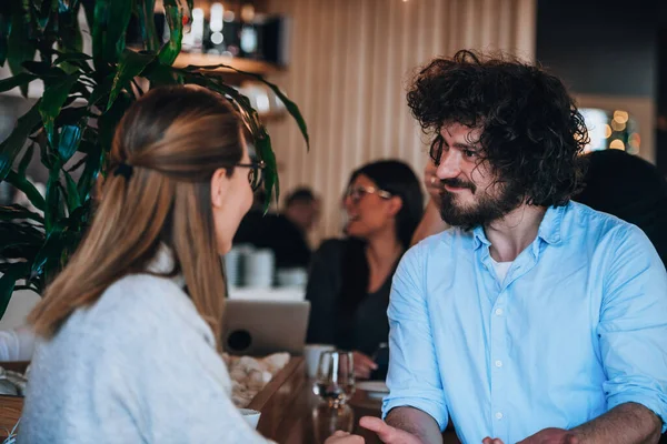 Moderna Pareja Bebiendo Café Hablando Entre Durante Una Reunión — Foto de Stock