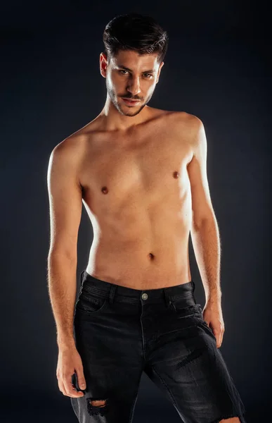 Studio Moda Portret Topless Człowiek Podarte Dżinsy Czarnym Tle — Zdjęcie stockowe