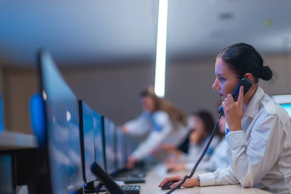 Operador Data Center Segurança Olhando Para Monitor Enquanto Fala Telefone — Fotografia de Stock