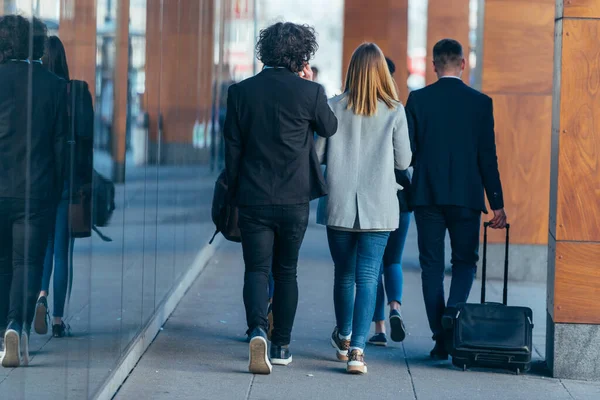 Gruppo Colleghi Viaggio Affari Viaggio Euro Che Camminano Insieme Una — Foto Stock