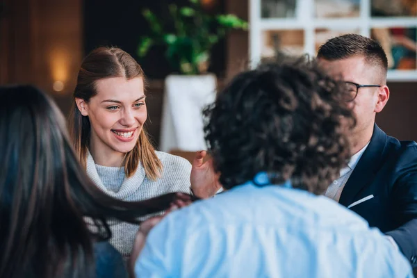 Colegas Trabajo Discutiendo Nuevas Estrategias Marketing Durante Descanso Para Café —  Fotos de Stock