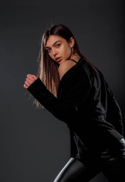 Стильная Молодая Женщина Черных Кожаных Брюках Черной Куртке — стоковое фото