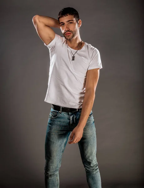 Retrato Joven Guapo Con Pantalones Mezclilla Azul Camiseta Blanca — Foto de Stock