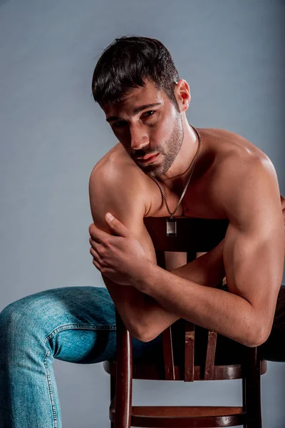 Torso Záběr Sexy Muž Bez Trička Pózující Dřevěné Židli — Stock fotografie