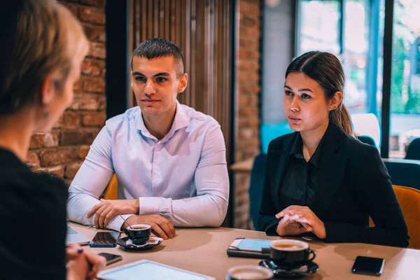 Glückliche Geschäftsleute Und Geschäftsfrauen Beim Teamwork Treffen Zur Entwicklung Neuer — Stockfoto