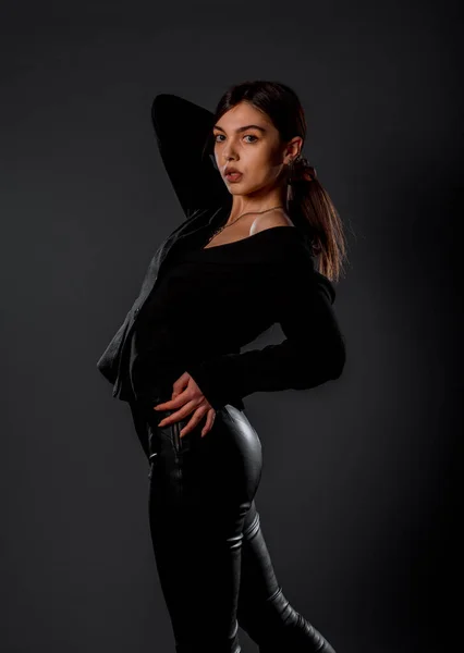 Studio Body Shot Una Atractiva Mujer Posando Con Ropa Elegante —  Fotos de Stock
