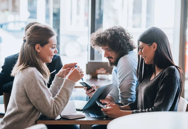 Gruppe Von Mitarbeitern Während Eines Brainstormings Einem Café — Stockfoto