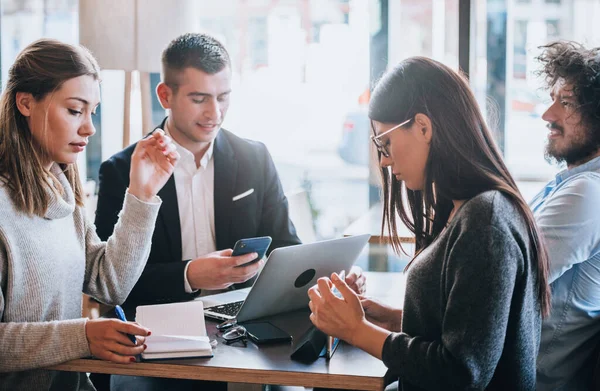 Zakelijke Partners Bespreken Nieuwe Projecten Delen Een Koffietafel Met Laptop — Stockfoto