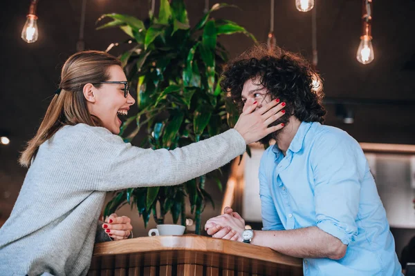 Moderne Stilvolle Menschen Bei Einem Treffen Örtlichen Restaurant — Stockfoto