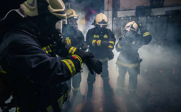 Brandmän Uniform Bär Handskar Och Gasmasker Inne Brandkåren — Stockfoto