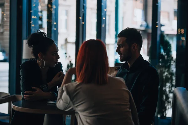 Gruppe Von Mitarbeitern Hängt Während Eines Geschäftstreffens Einem Café Herum — Stockfoto