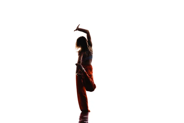 ダンス体操の要素を実行する運動ダンサー — ストック写真