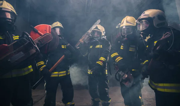 Groupe Pompiers Avec Tronçonneuse Marteau Luge Pratiquant Dans Garage Service — Photo