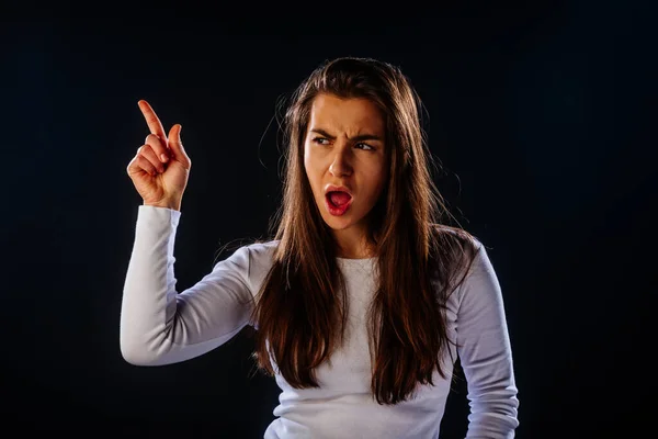 Menina Irritada Bonita Cabelos Castanhos Irritados Acusando Todo Mundo Isolado — Fotografia de Stock