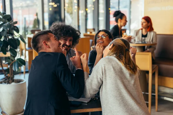 Groep Van Jonge Multi Etnische Vrienden Bonding Plezier Hebben Een — Stockfoto