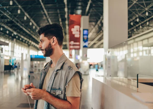 Portrait Young Handsome Guy Wearing Casual Style Clothes Waiting Transport — ストック写真