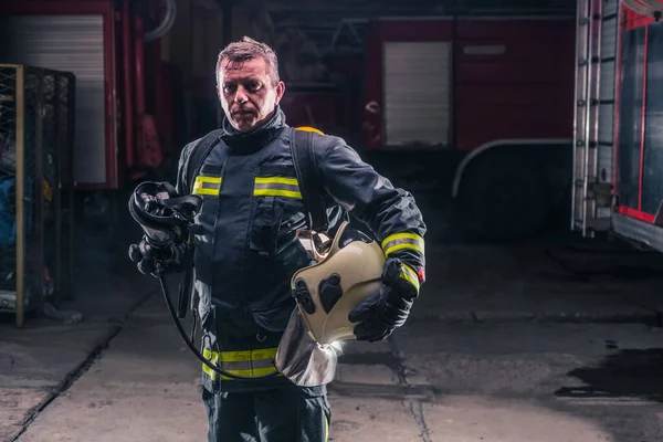 Bombeiro Com Uniforme Protetor Usando Máscara Oxigênio — Fotografia de Stock