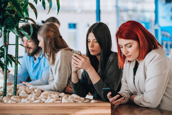 Colaboradores Trabajo Utilizando Sus Teléfonos Inteligentes Durante Descanso Café — Foto de Stock