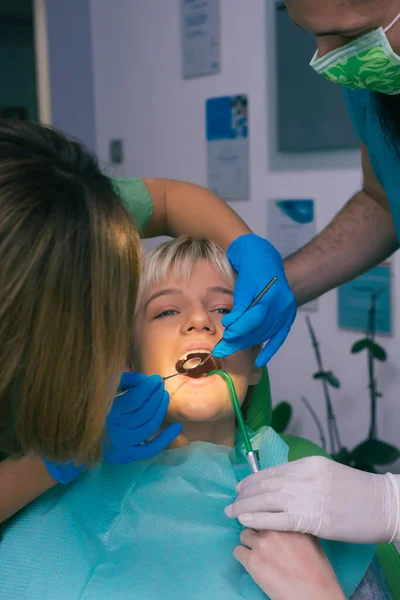 Dentiste Uniforme Vert Examinant Les Dents Une Belle Patiente — Photo