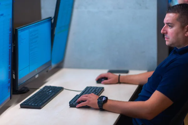 Gruppe Von Security Rechenzentrumsbetreibern Administratoren Die Einer Gruppe Einem Cctv — Stockfoto