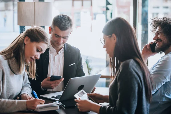 Gruppo Giovani Attraenti Riuniti Una Discussione Lavoro — Foto Stock