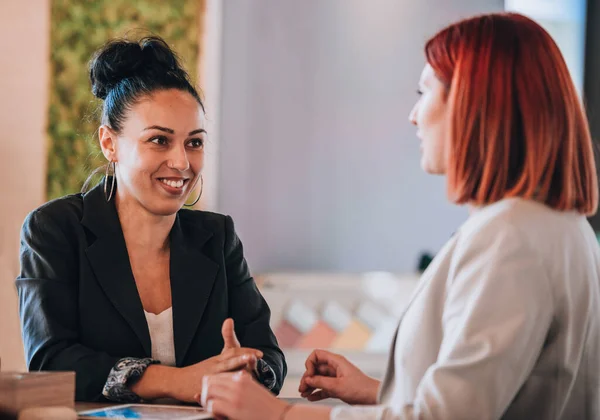 Attraente Due Ragazze Che Divertono Insieme Una Caffetteria — Foto Stock