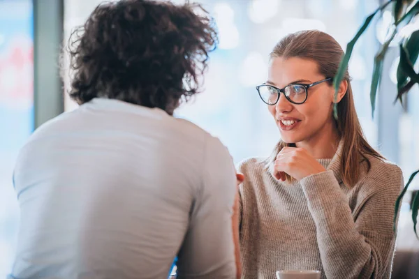 Hermosa Pareja Romántica Colgando Riendo Bebiendo Café —  Fotos de Stock