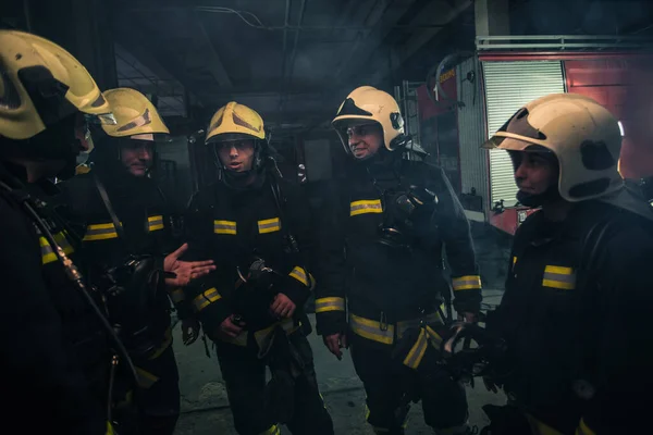 Equipo Bomberos Pie Dentro Interiores Buliding Lado Camión Bomberos —  Fotos de Stock