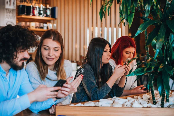 Grupo Amigos Reunieron Compartiendo Una Mesa Café —  Fotos de Stock