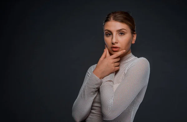 Estúdio Corpo Tiro Uma Mulher Atraente Posando Camisa Elegante — Fotografia de Stock