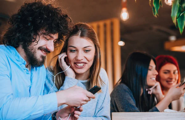 Junge Glückliche Paare Modernen Klamotten Genießen Ihren Kaffee Einer Café — Stockfoto