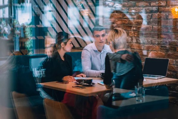 Zakelijke Bijeenkomst Een Café Met Jonge Collega Aan Een Tafel — Stockfoto