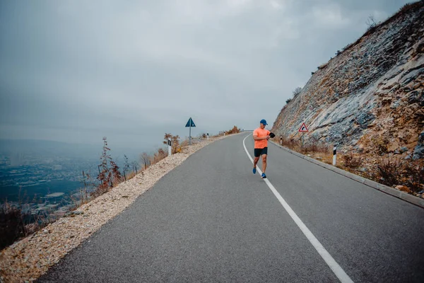 Forma Uomo Muscoloso Indossa Abiti Fitness Andando Una Corsa — Foto Stock