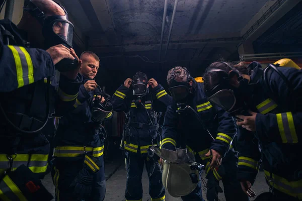 Grupo Bomberos Pie Dentro Brigada Bomberos Con Casco Uniforme Protección —  Fotos de Stock