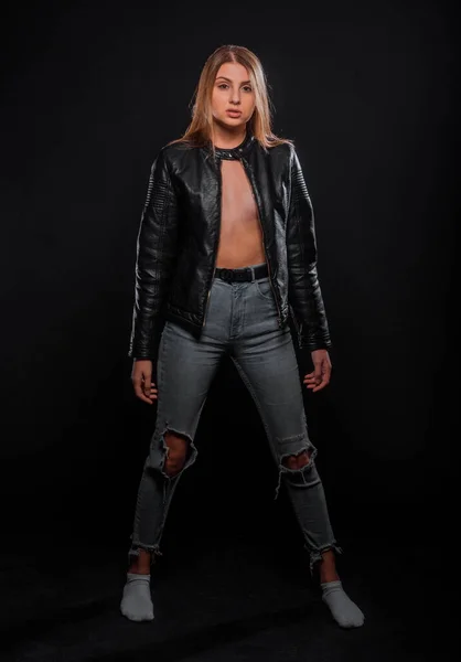 Attraktiv Ung Kvinnlig Modell Poserar Snygga Blå Jeansbyxor Och Svart — Stockfoto