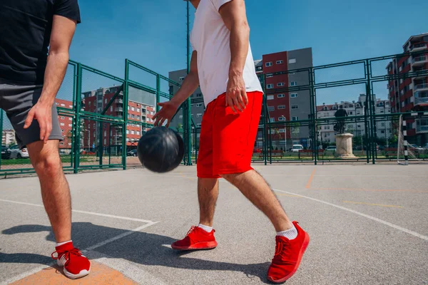 Två Street Basketspelare Spelar Hel Del Närbild Action Och Vaktar — Stockfoto